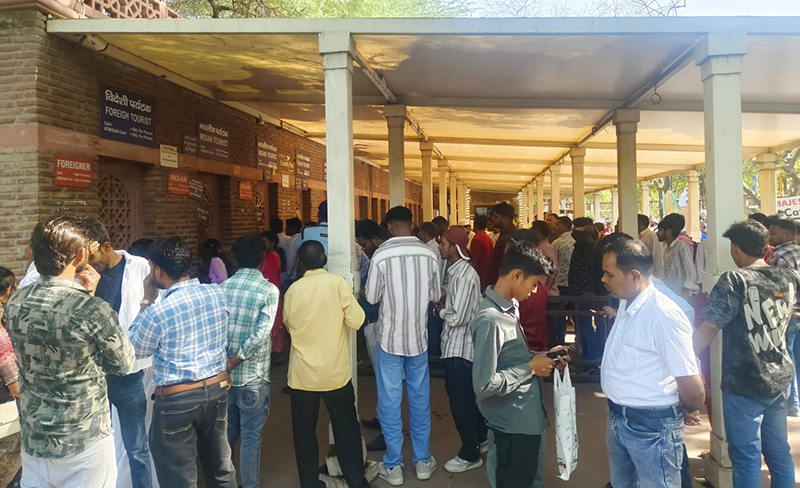 Tourists sweating to procure tickets to visit Qutub Minar